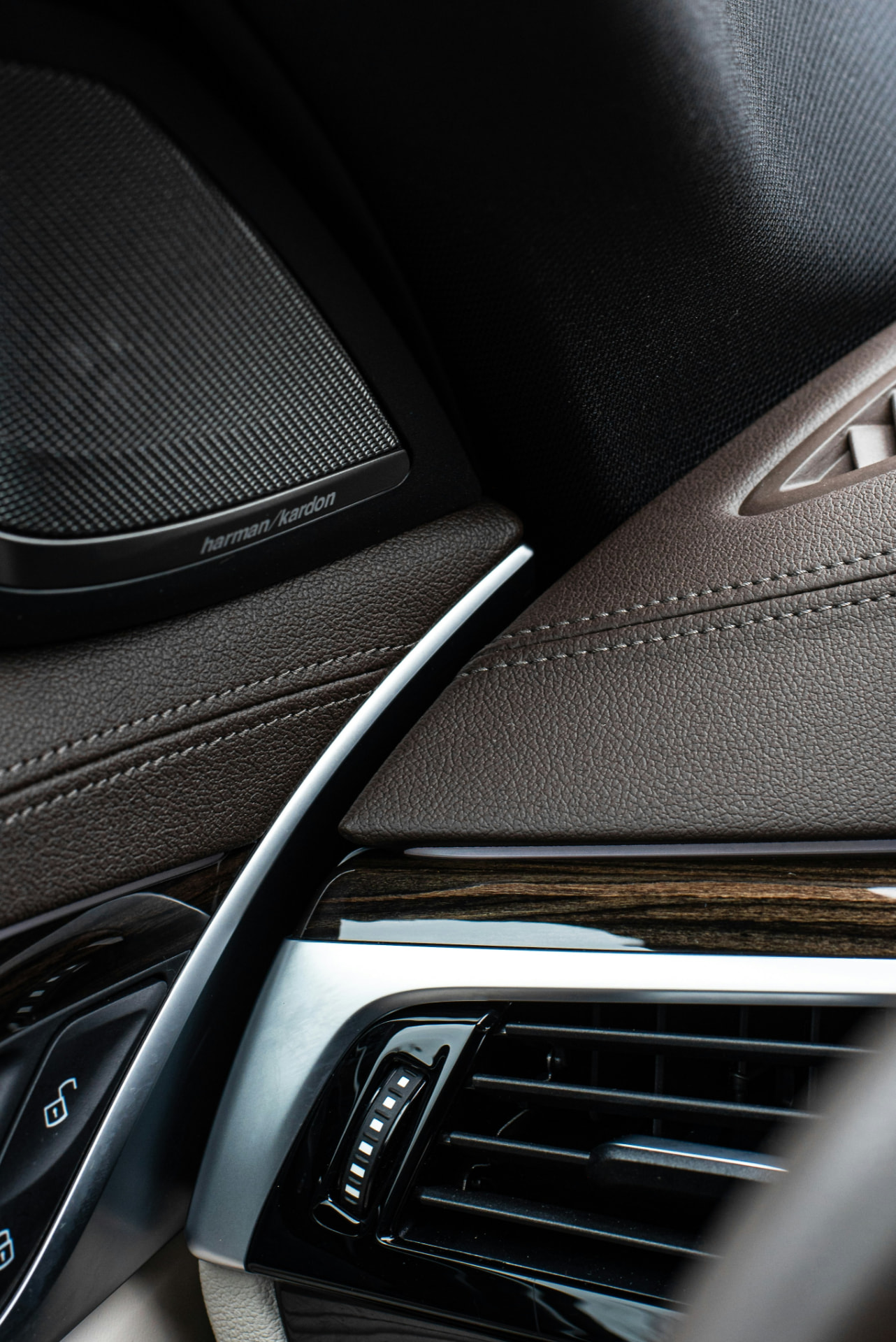 Leren bekleding en interieurdetail bij MaxMotive in Waddinxveen