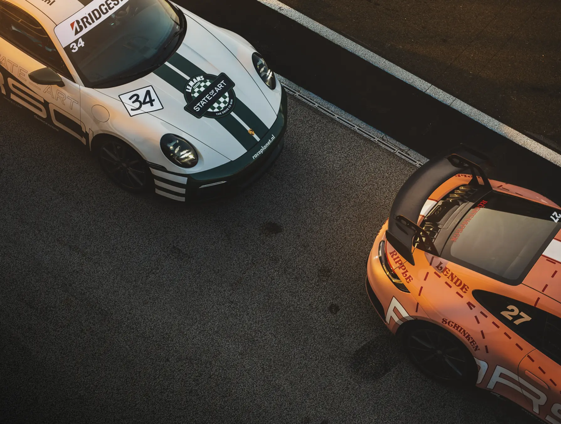 Twee raceauto's in de pitlane