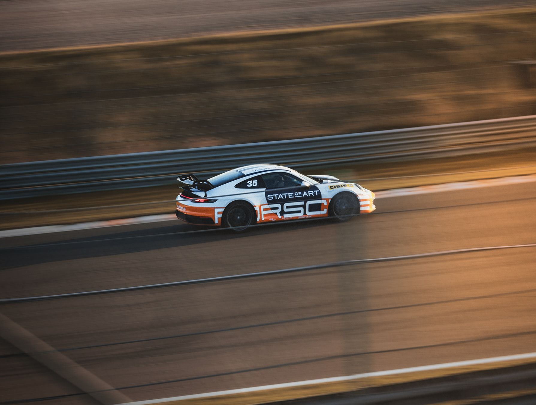 Rijdende sportwagen op het circuit